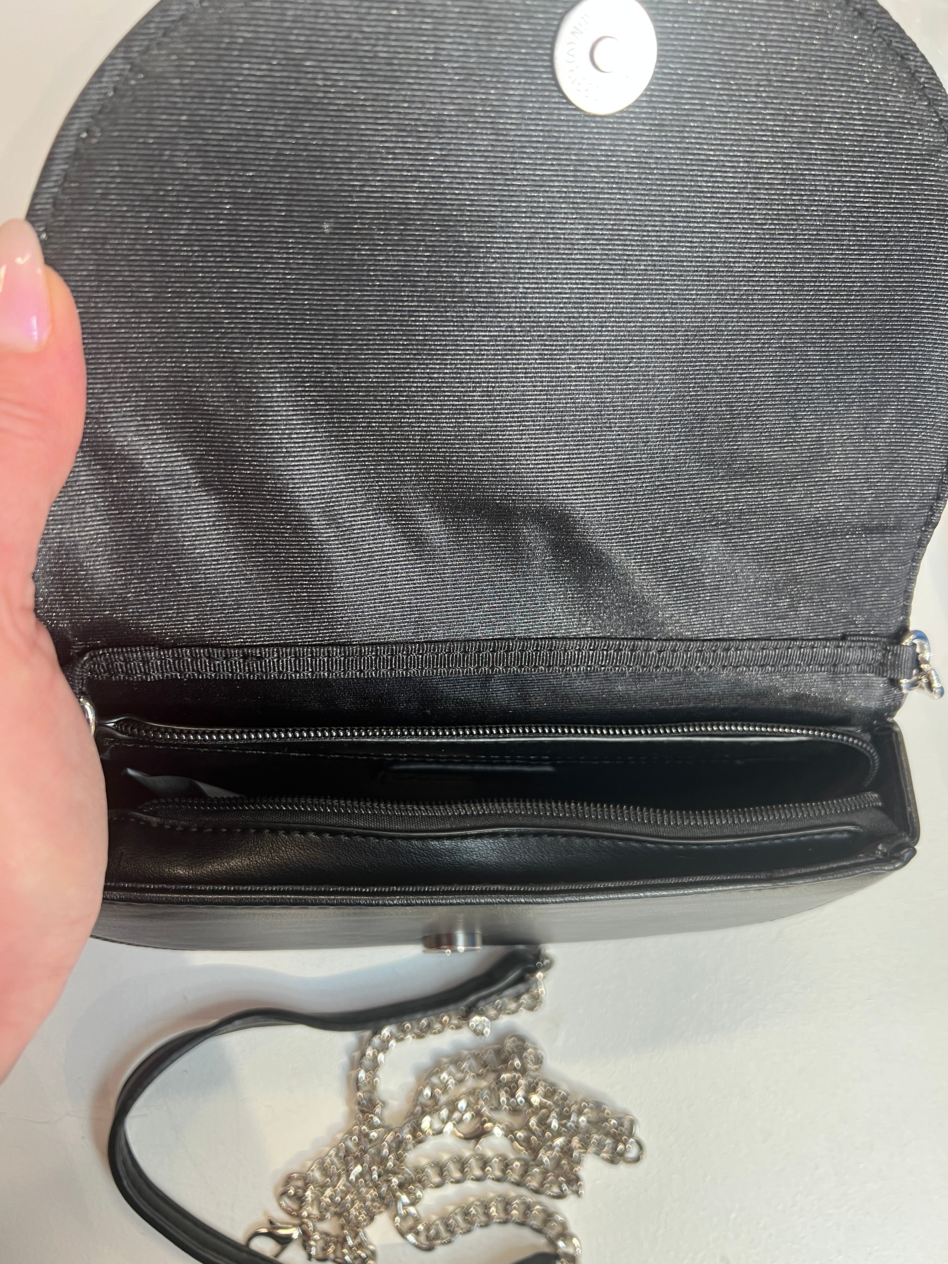 Rose - Liten handväska med stenimitation och silverkedja