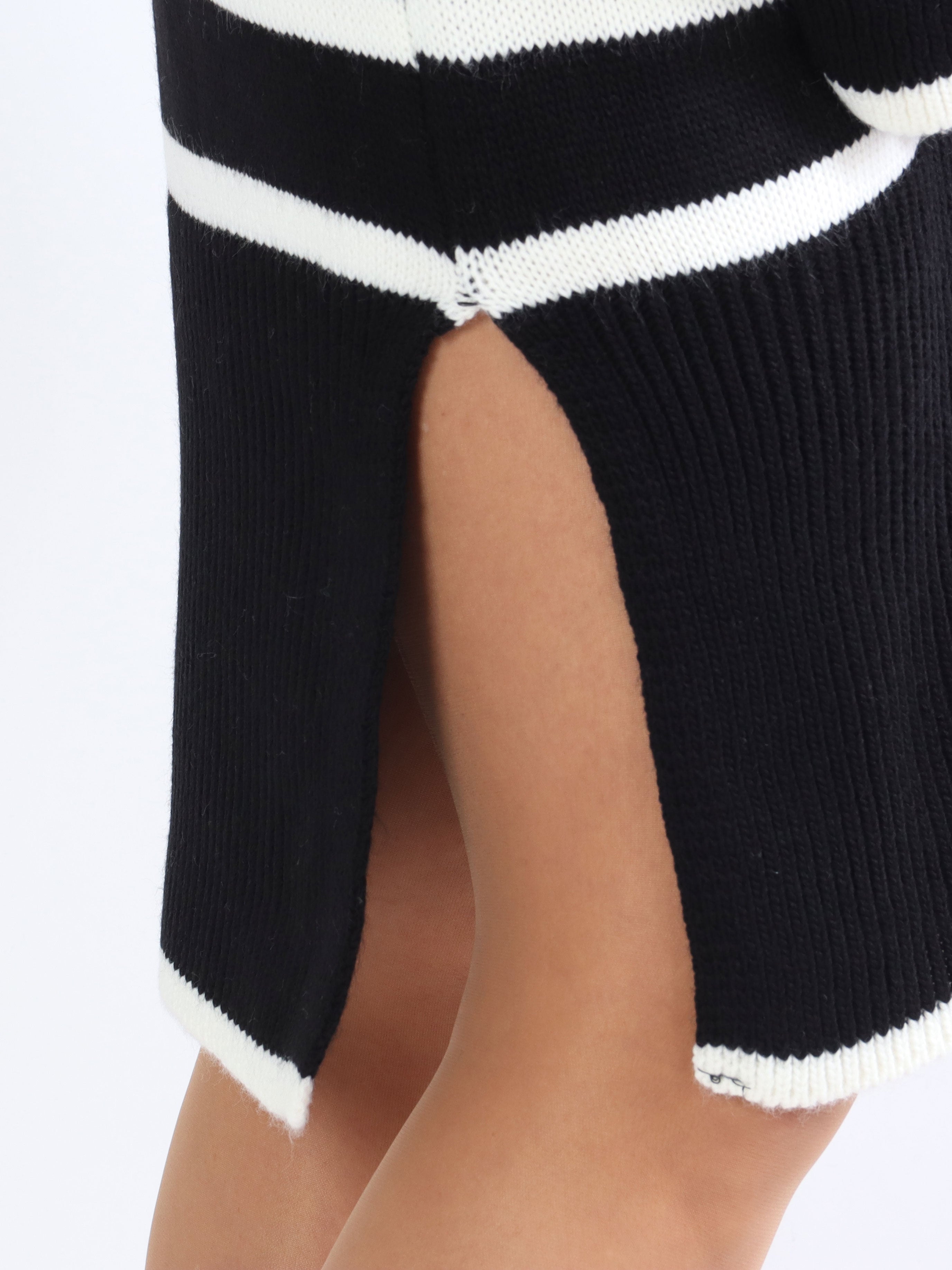 Safiya - Plus size stickad klänning med ränder - Camel