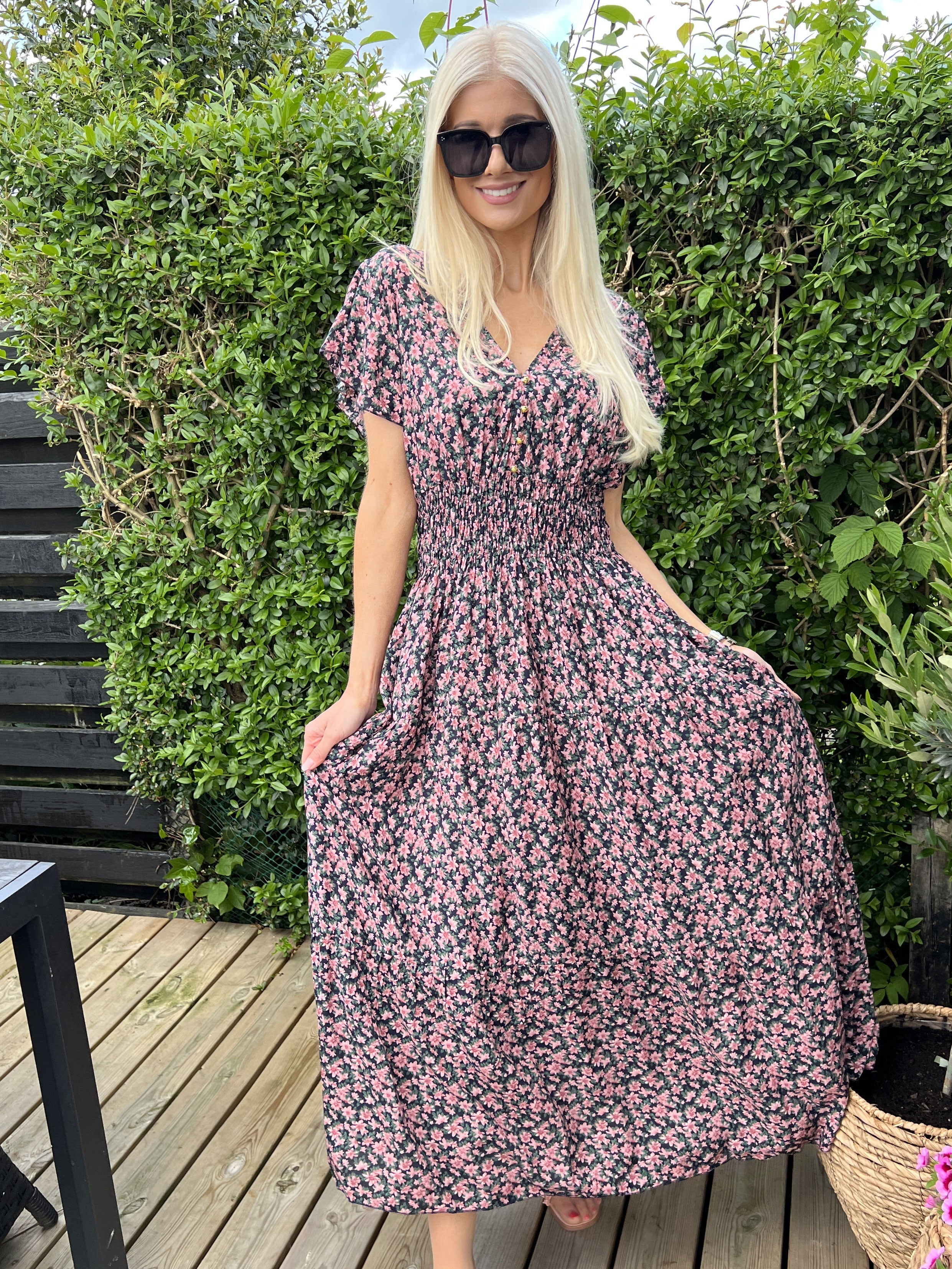 Saline - Beige sommerkjole med farverige blomster