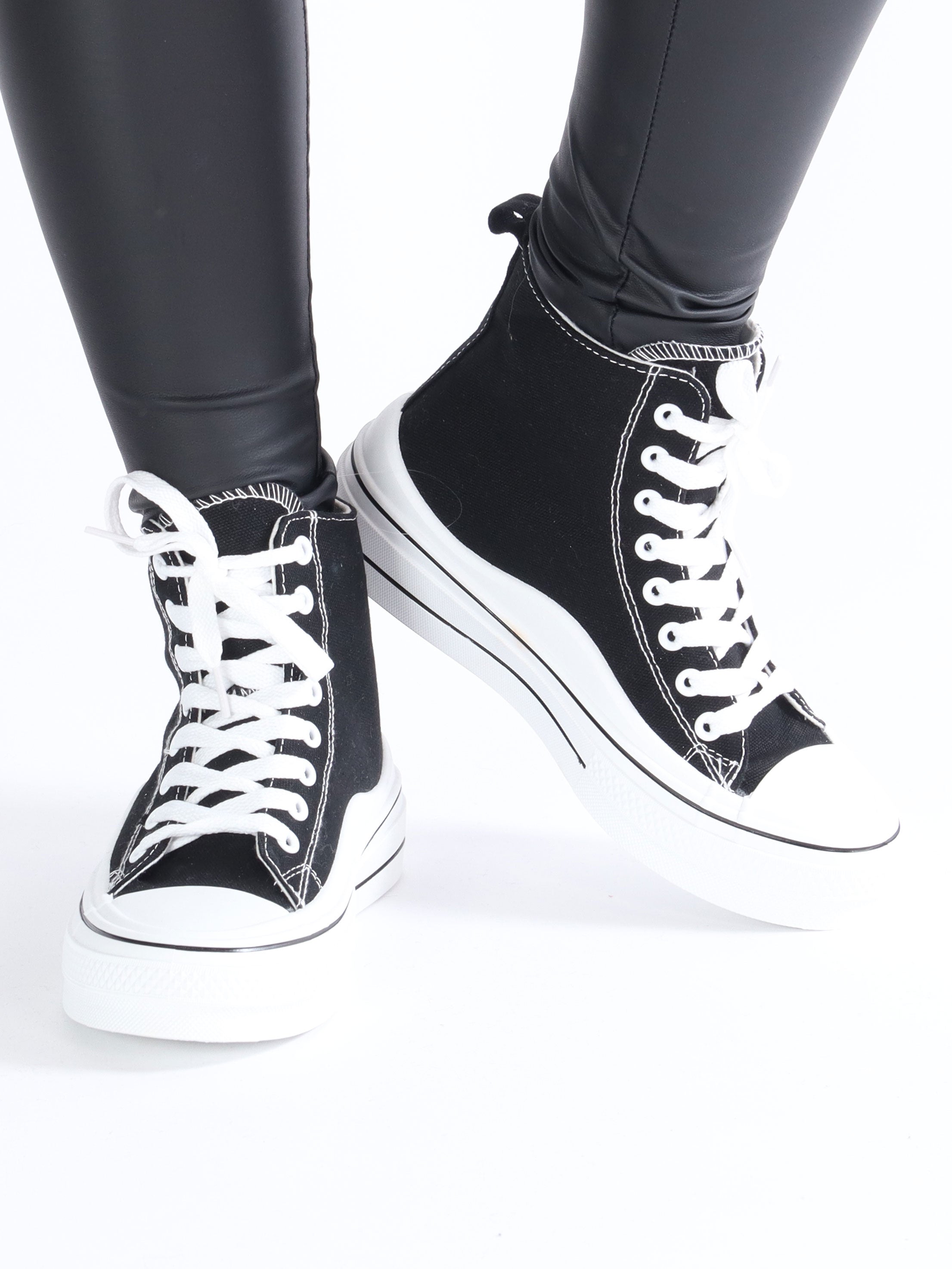 Serina - Sneakers med vita sulor