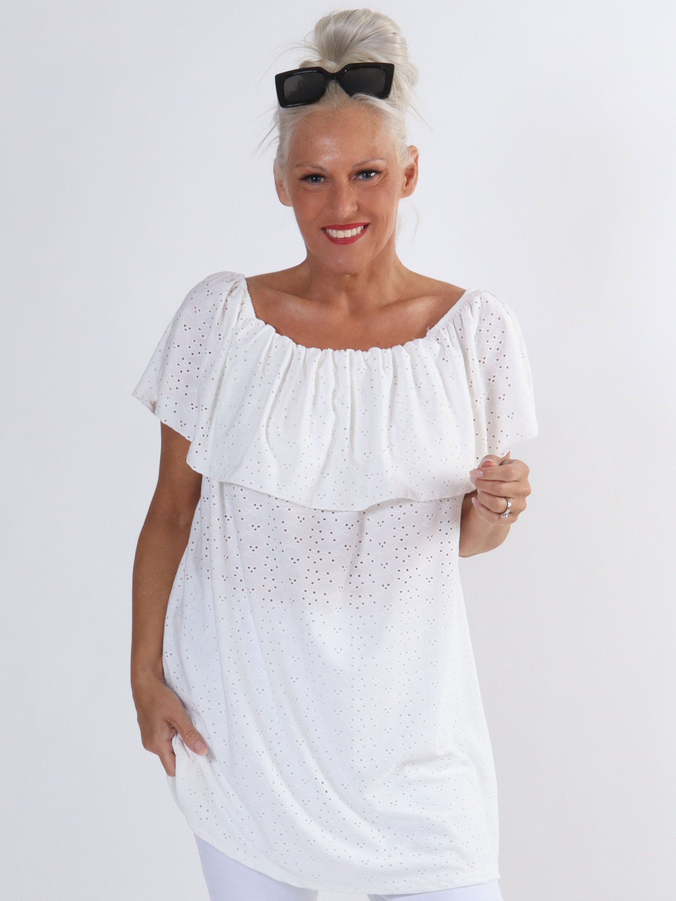 Sienna - Söt stretchig tunika i stora storlekar med broderi anglaise - Red