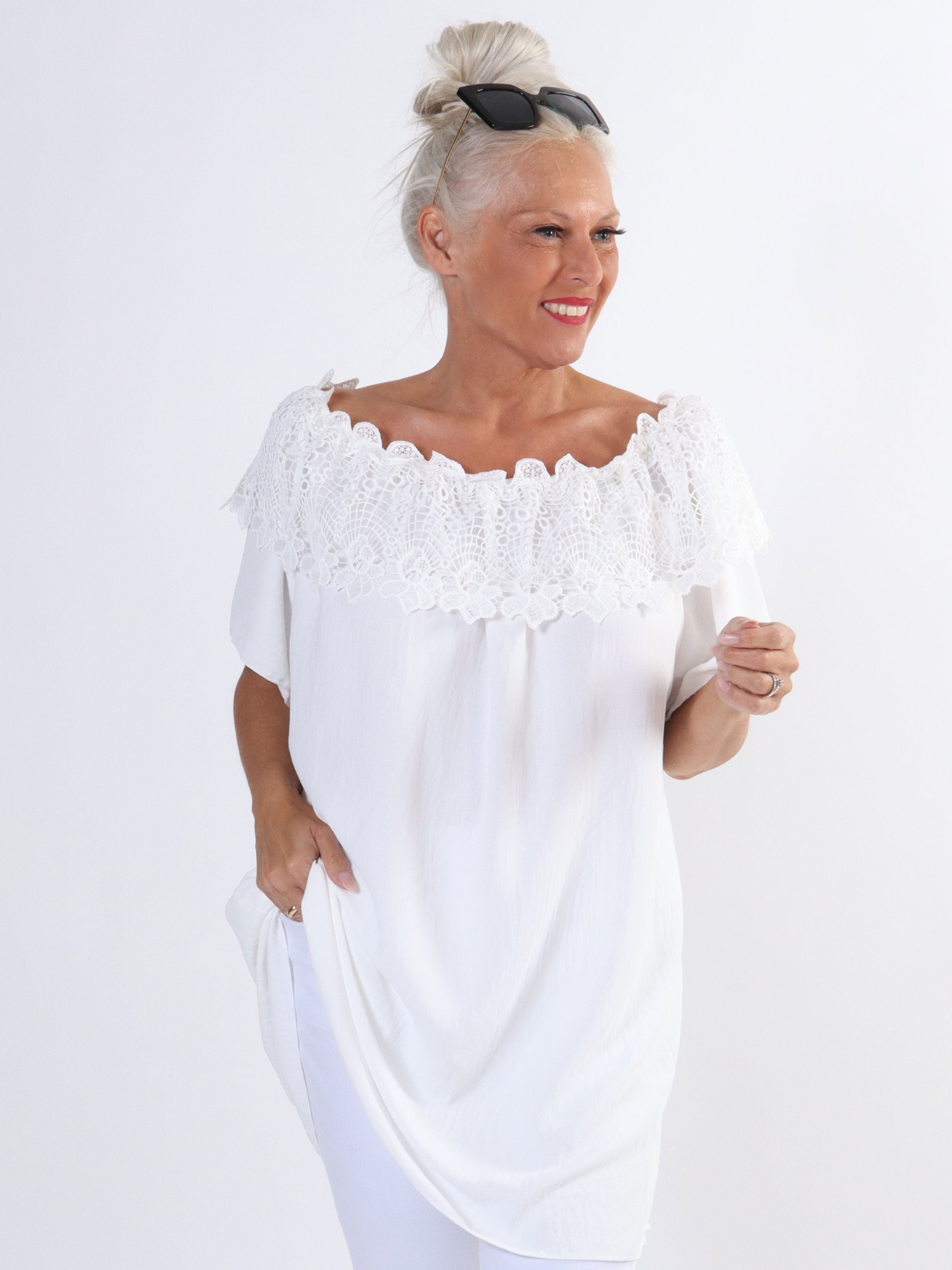 Sydney - Söt tunika i plus size med broderier - White