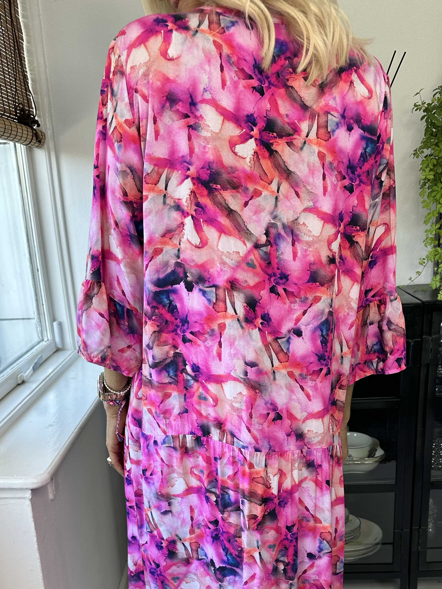 Timian - Lång mönstrad klänning med lager-på-lager-look