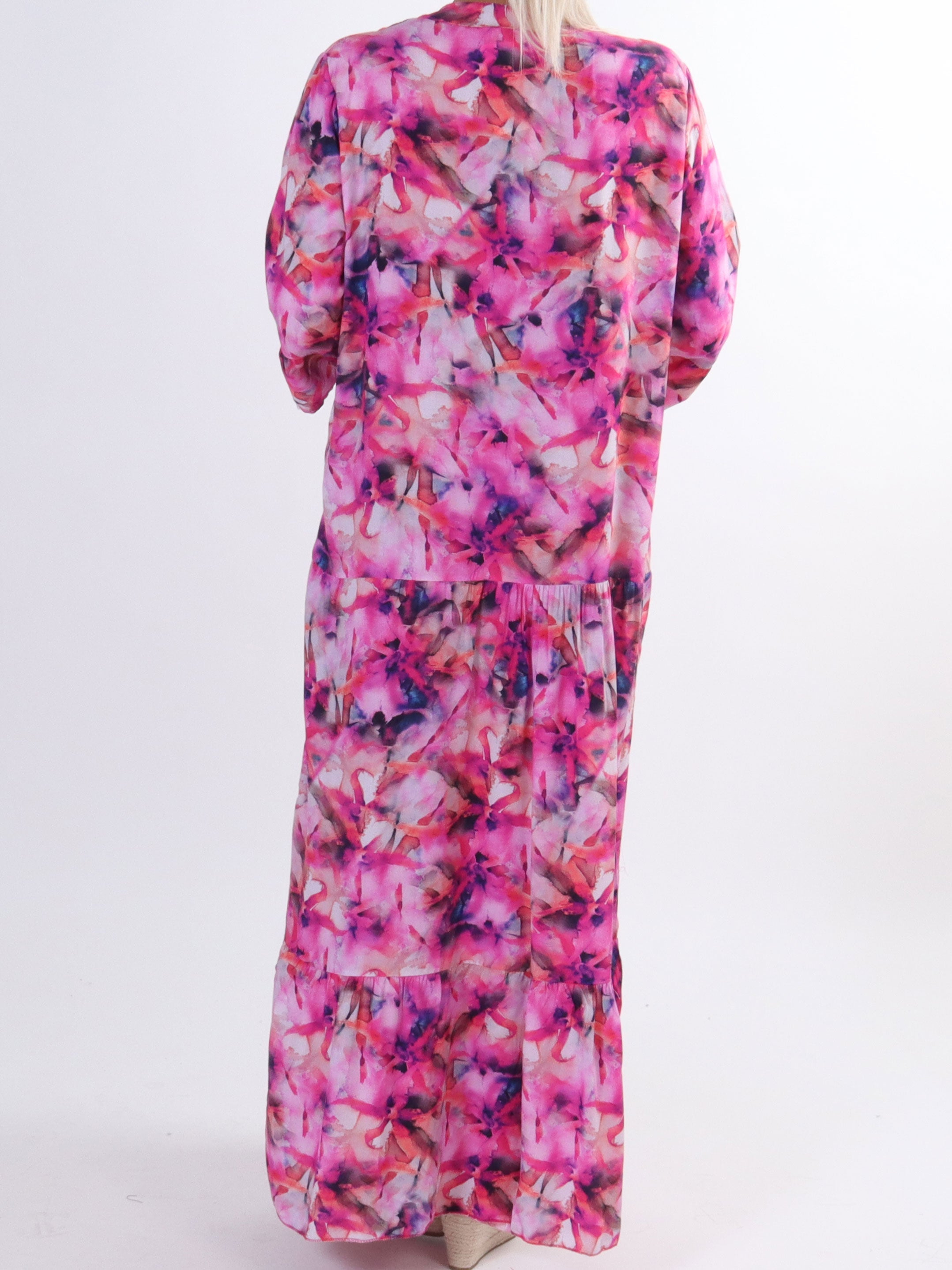 Timian - Lång mönstrad klänning i stora storlekar med lager-på-lager-look