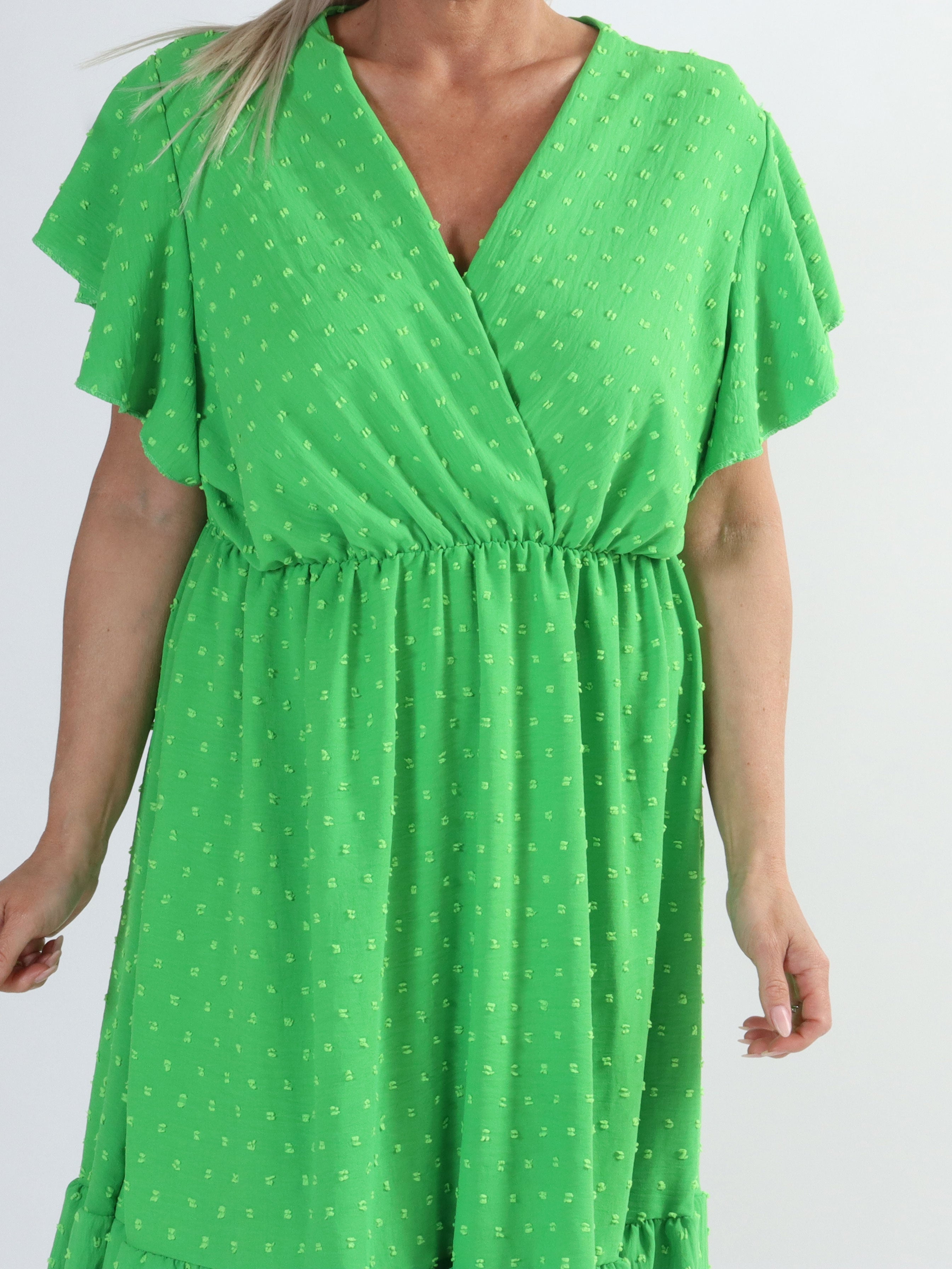 Vanilla - Plus size klänning med prickiga detaljer och volangärmar - Light blue