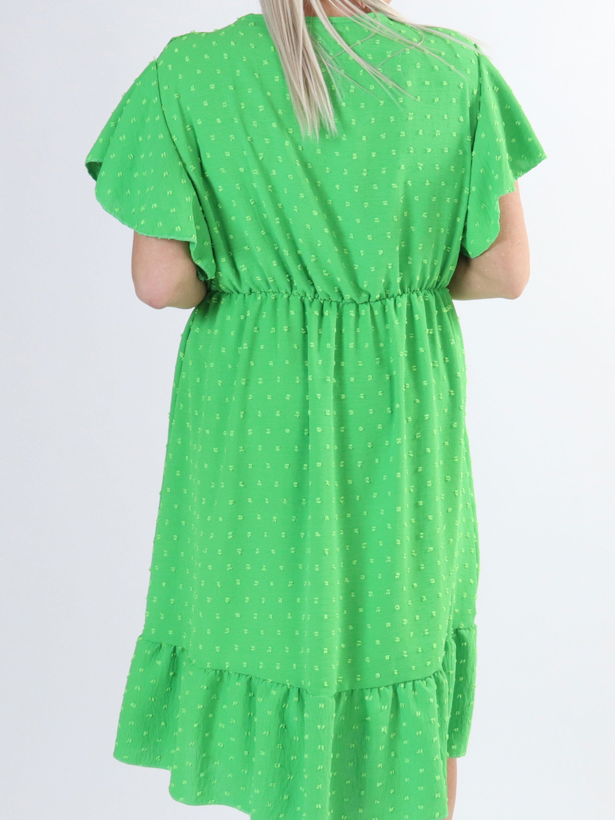 Vanilla - Plus size klänning med prickiga detaljer och volangärmar