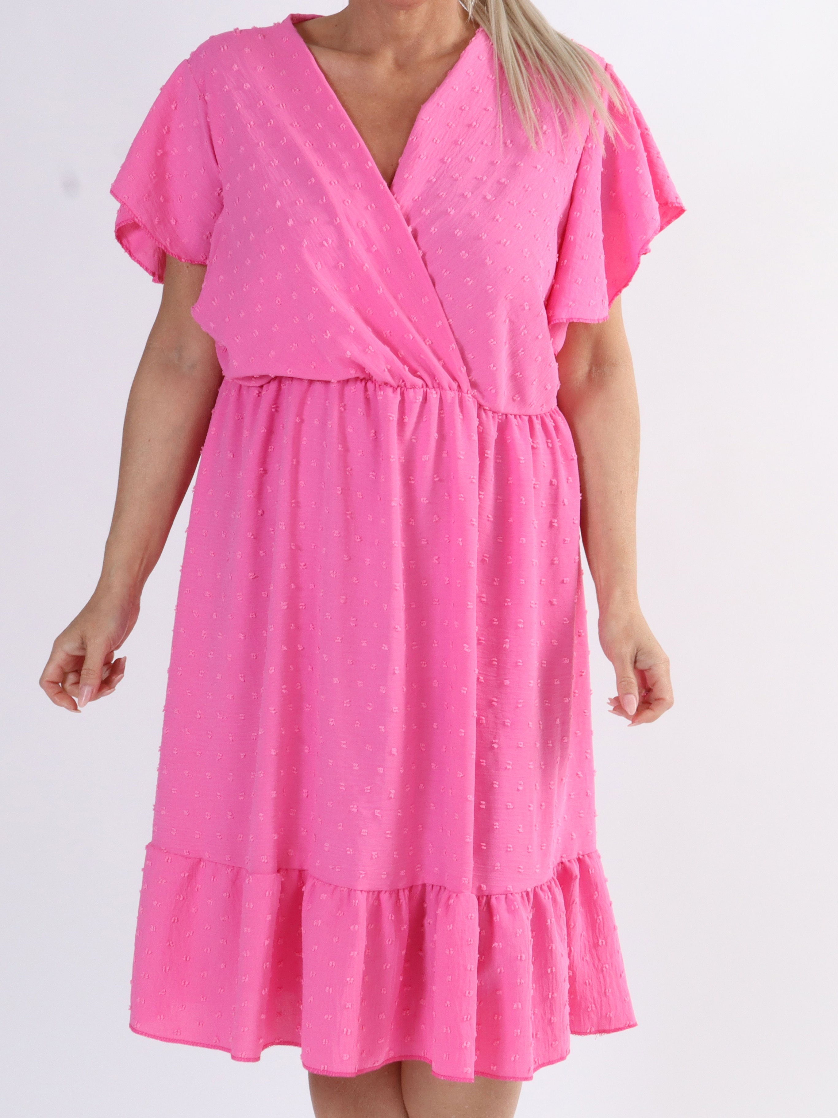 Vanilla - Plus size klänning med prickiga detaljer och volangärmar