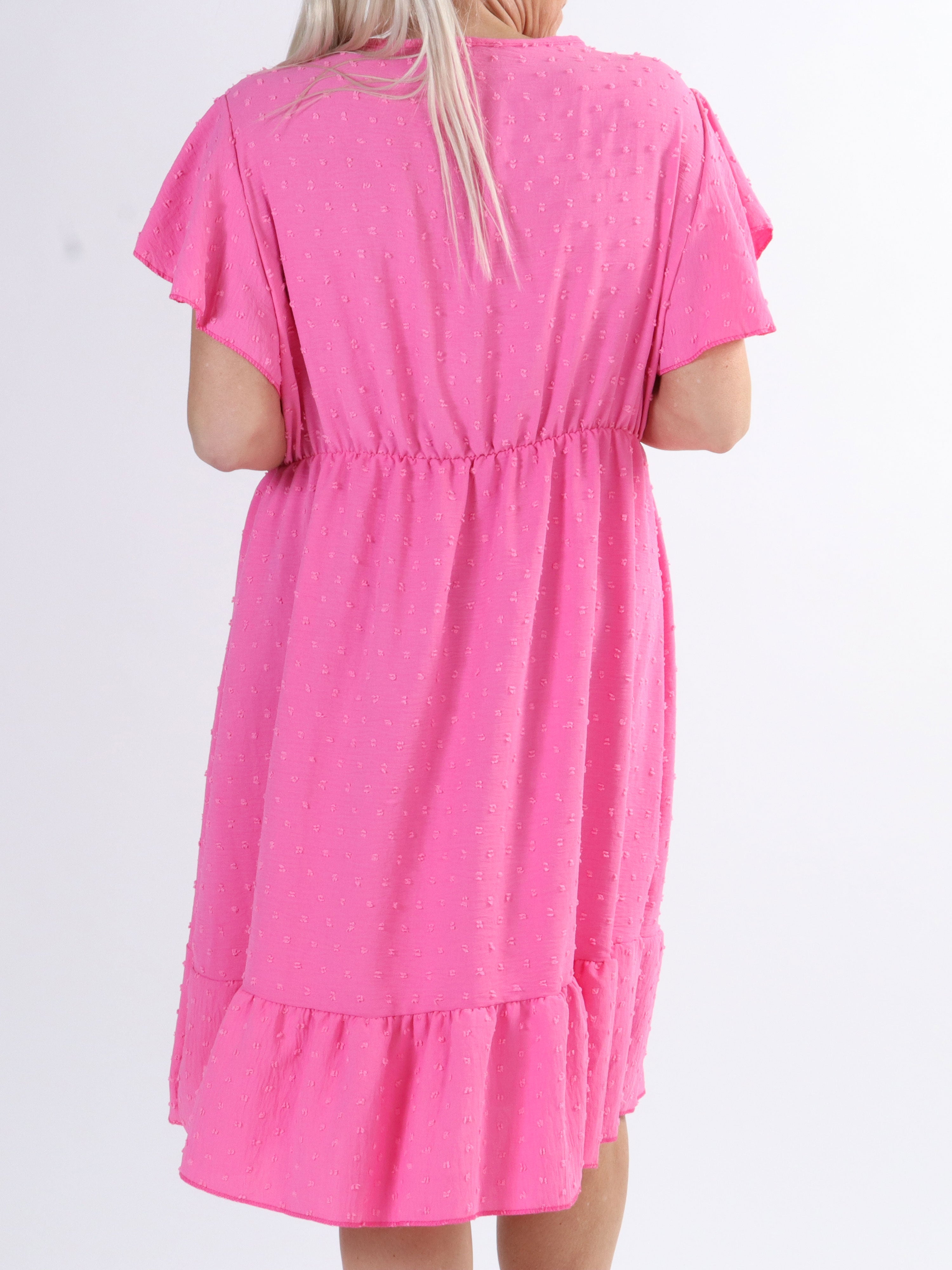 Vanilla - Plus size klänning med prickiga detaljer och volangärmar