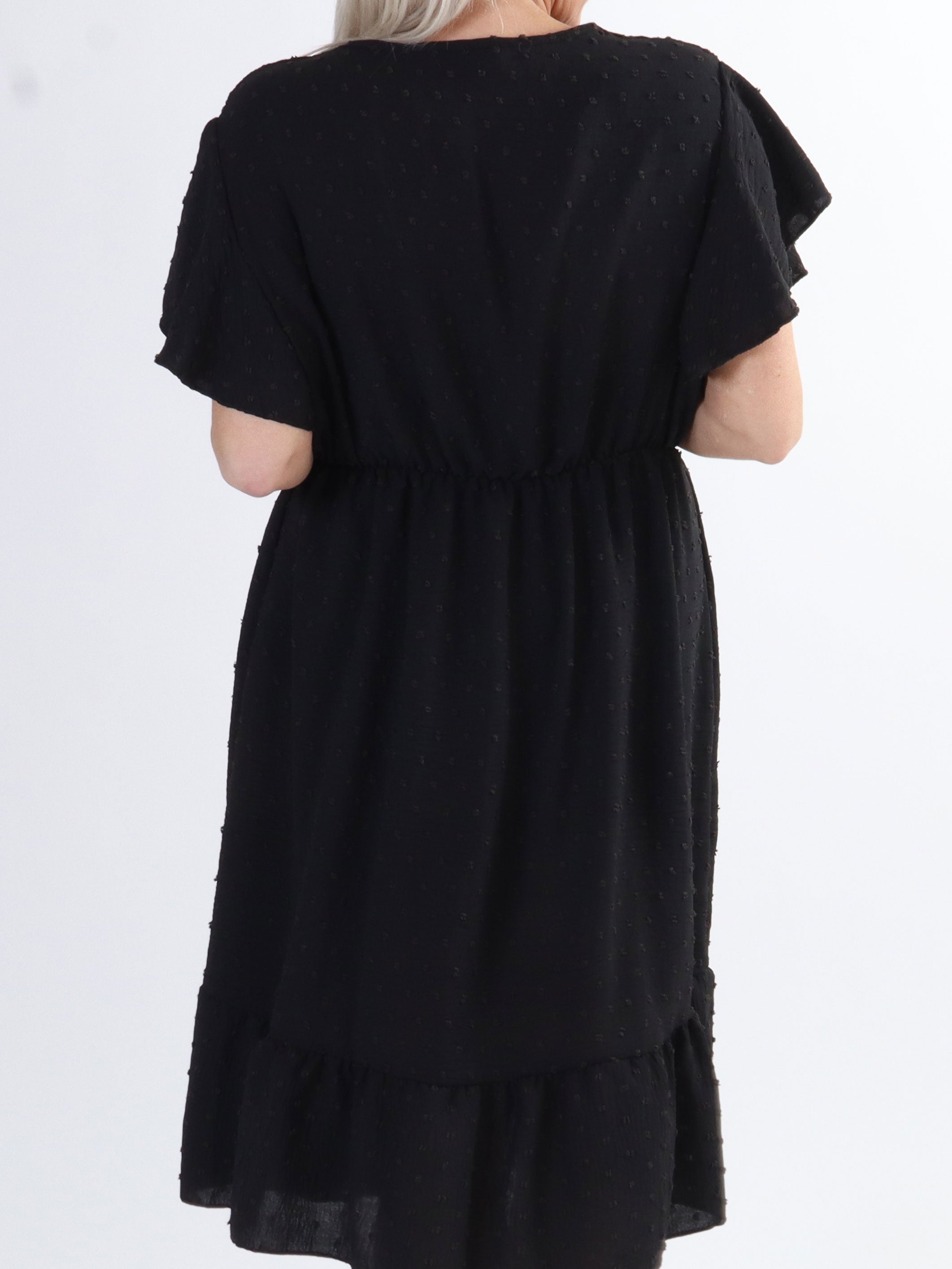 Vanilla - Plus size klänning med prickiga detaljer och volangärmar