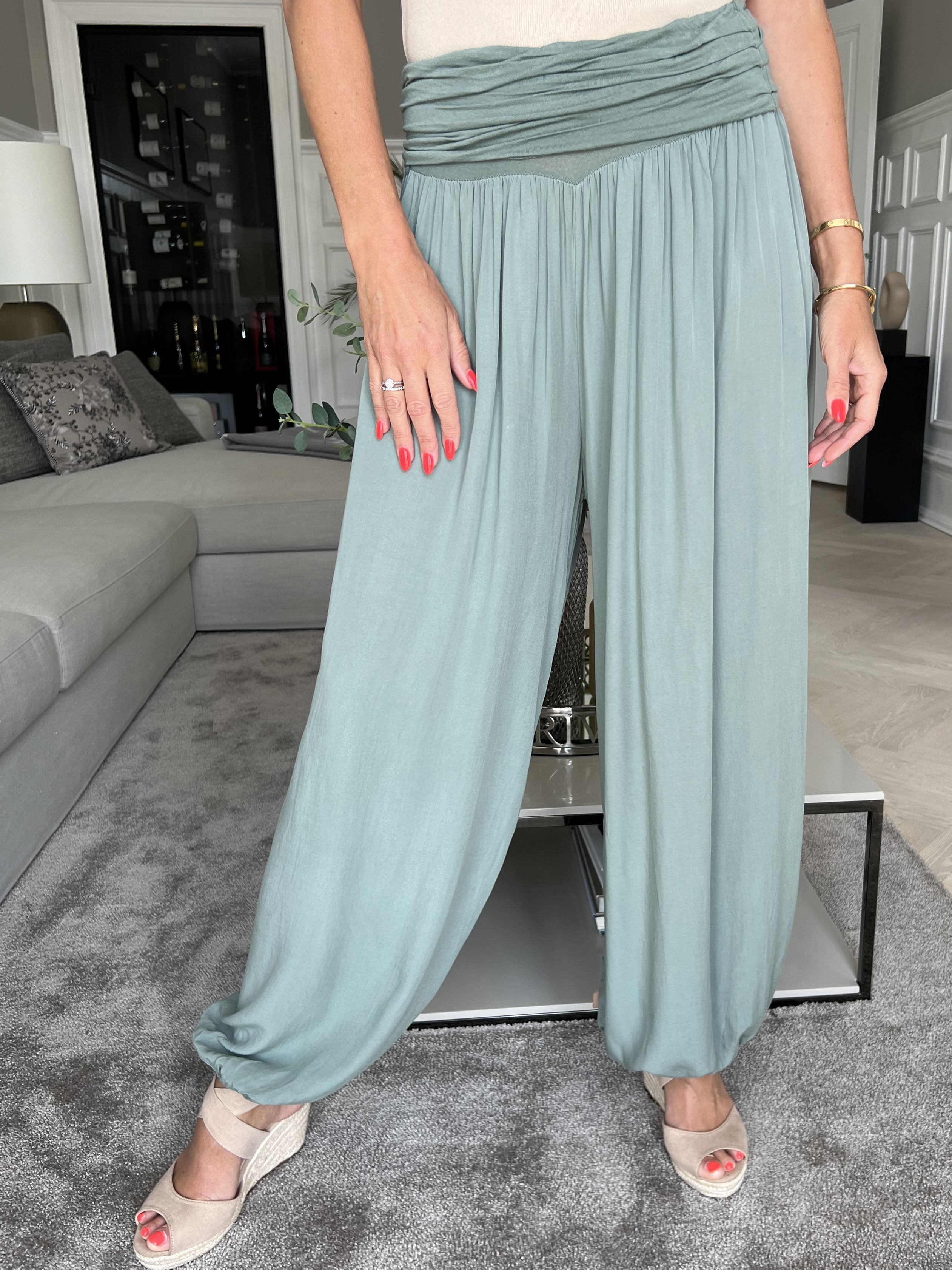 Vibe - Lätta och lösa byxor med resår i midjan - Black