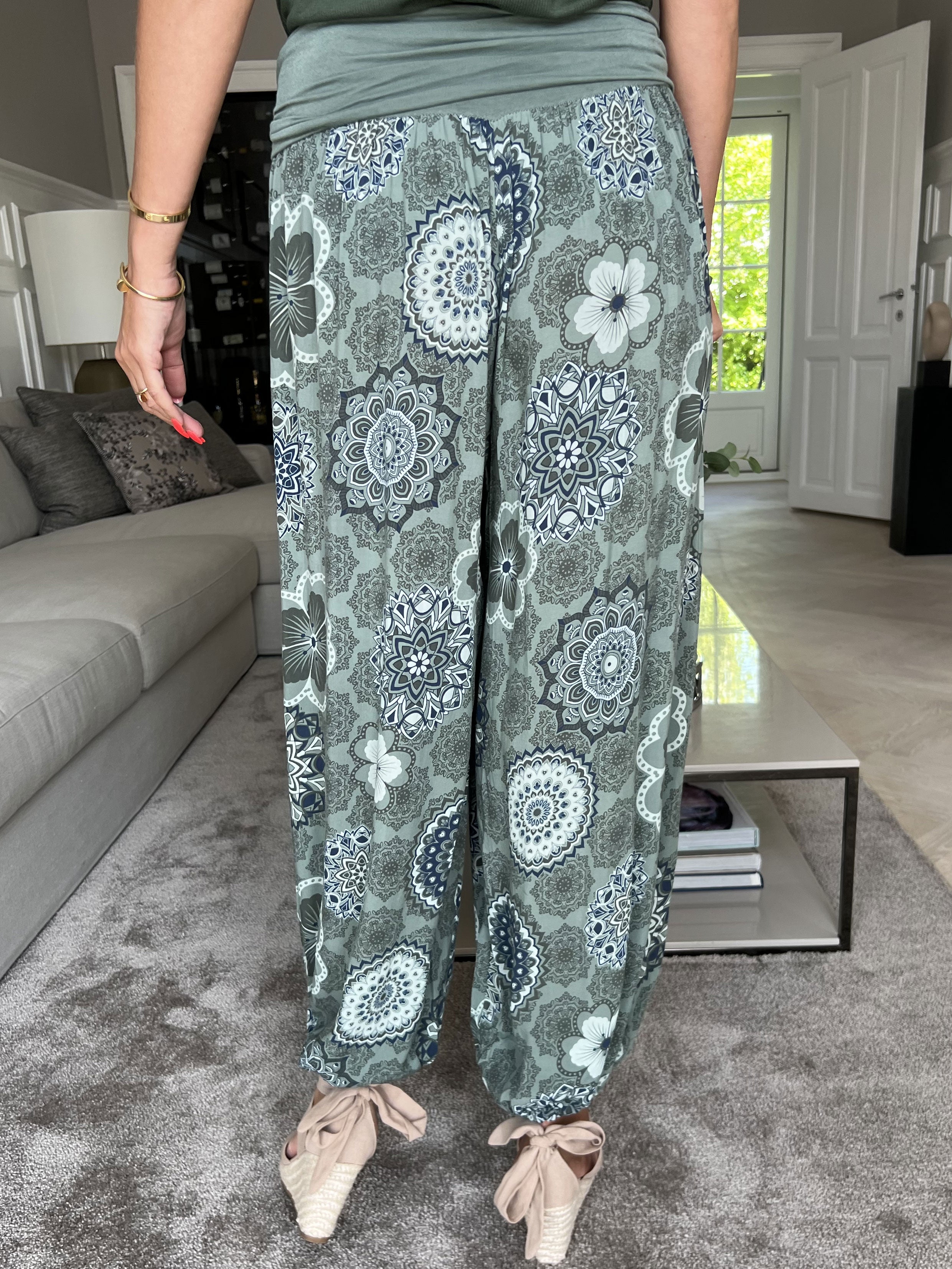 Vibe Pattern - Lätta och lösa byxor med resår i midjan - Rose