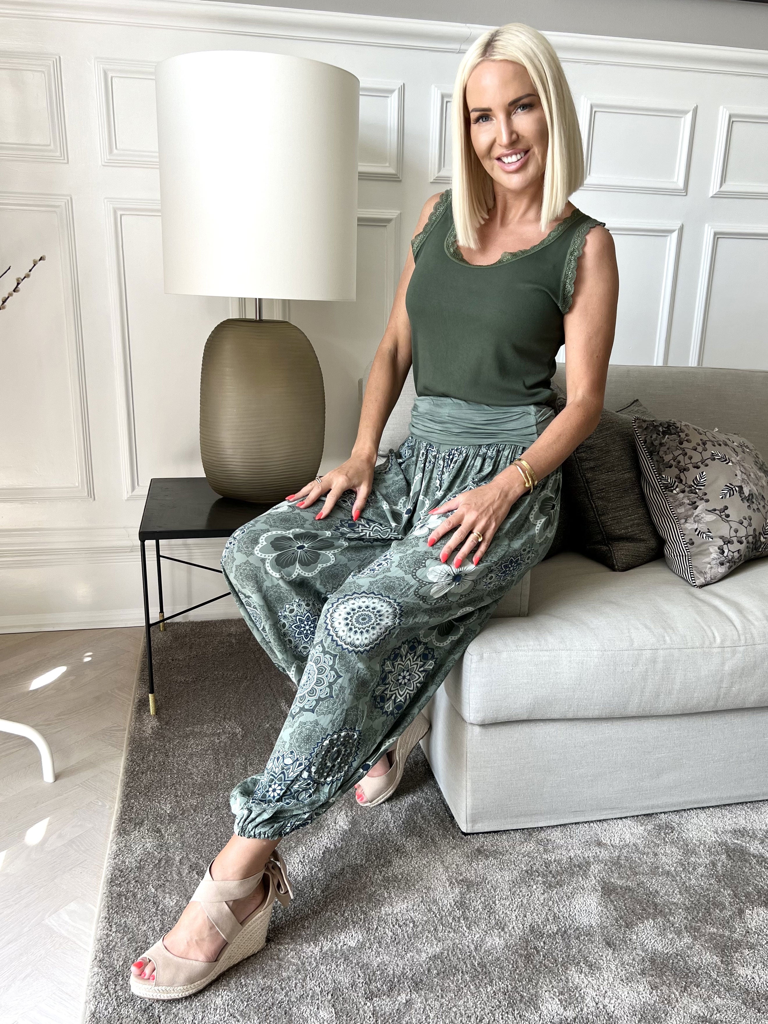 Vibe Pattern - Lätta och lösa byxor med resår i midjan