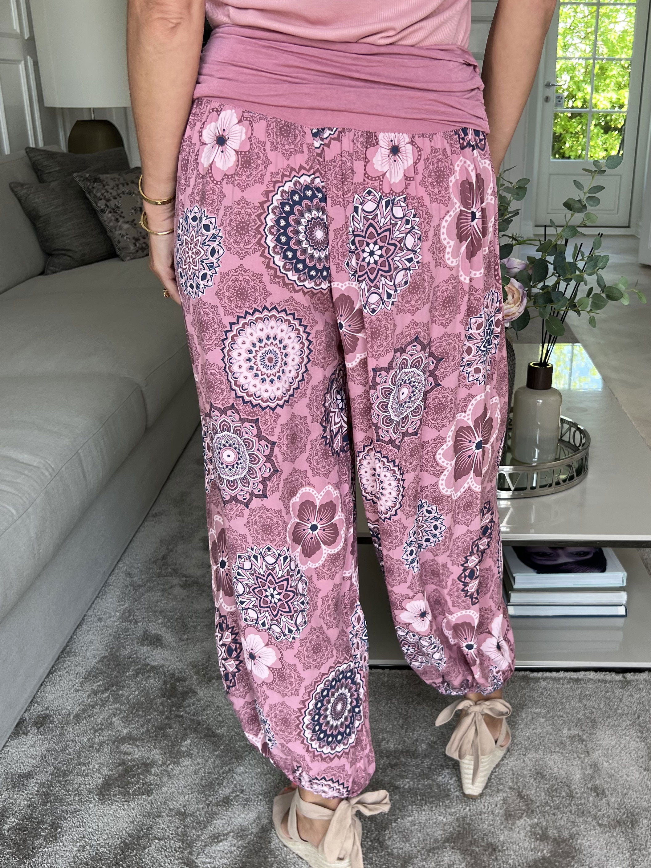 Vibe Pattern - Lätta och lösa byxor med resår i midjan