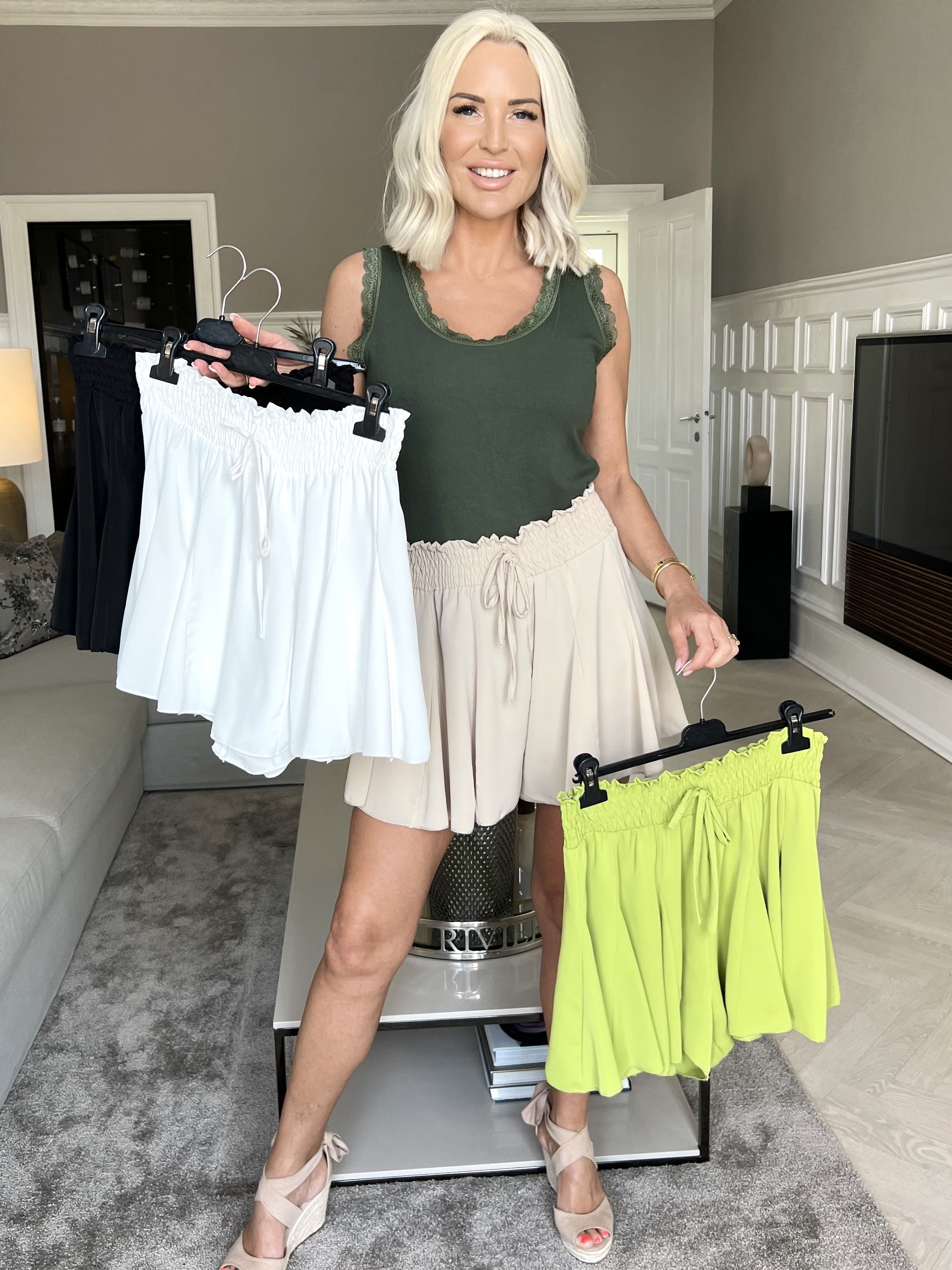 Vienna - Söta shorts med smockad midja - Green