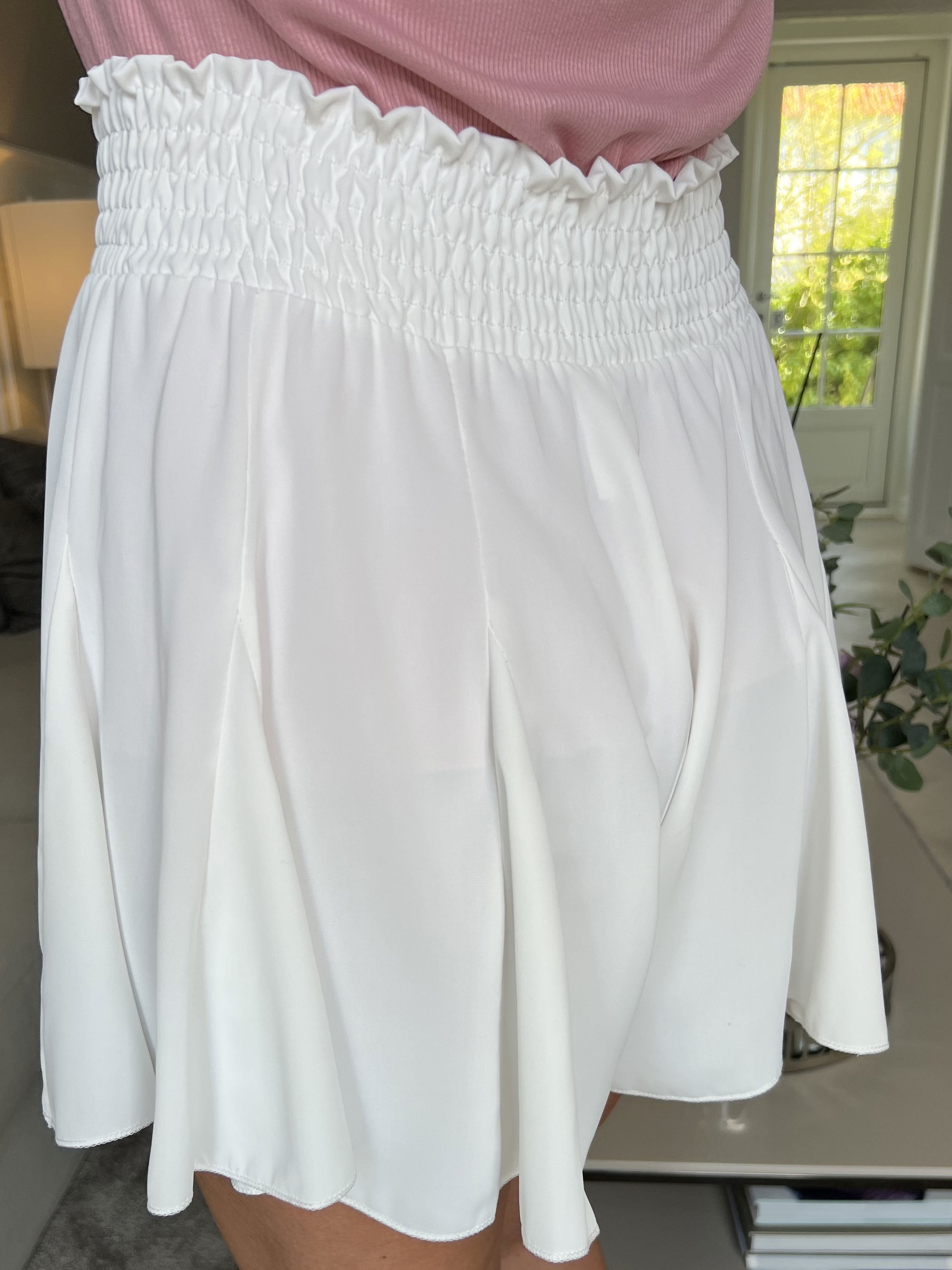 Vienna - Söta shorts med smockad midja