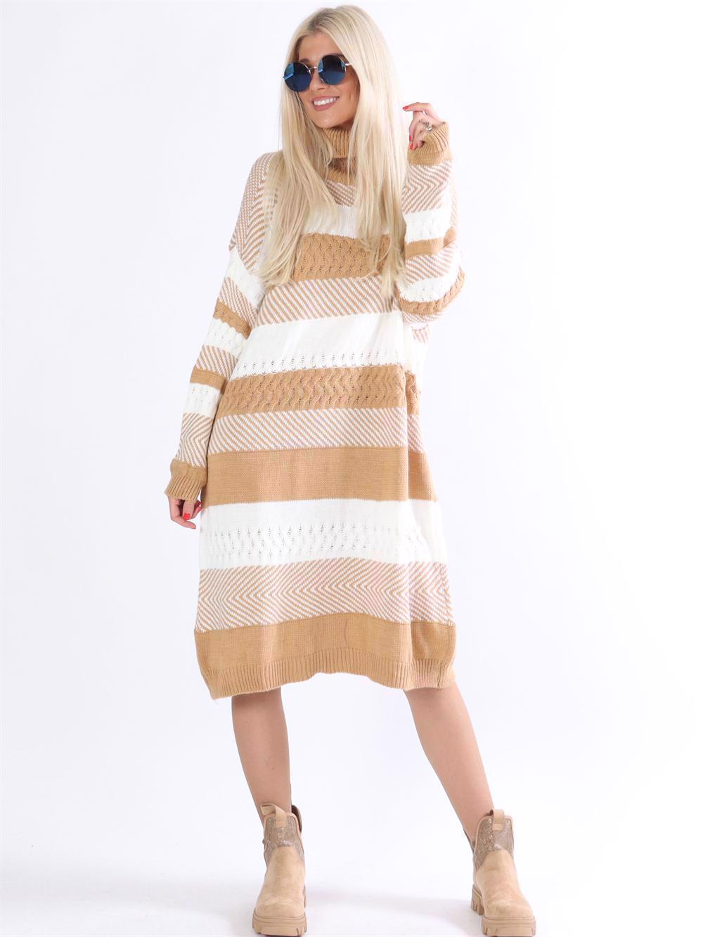 Violet - Bredrandig stickad klänning