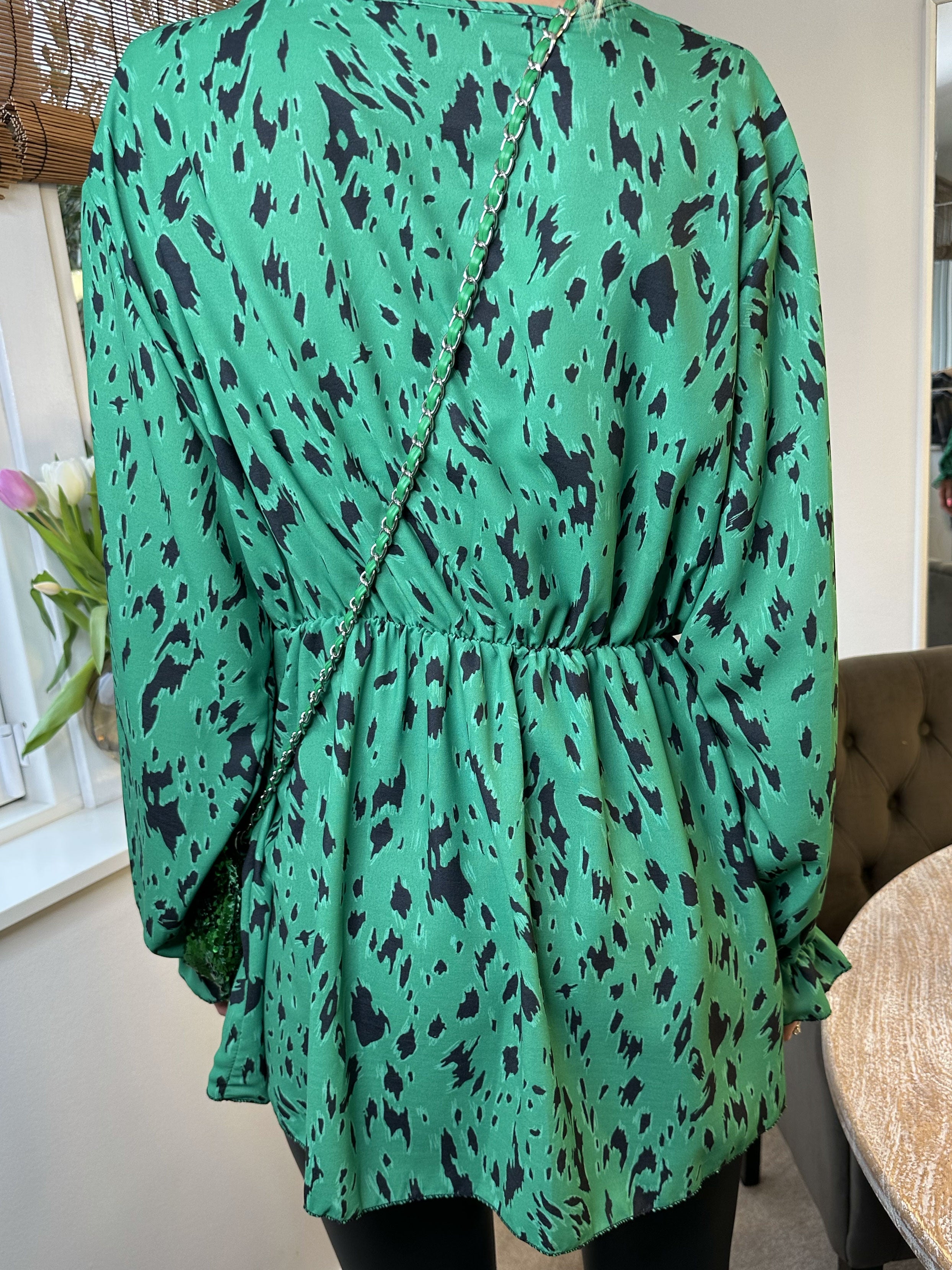 Yda - Söt mönstrad blus med gummiband i midjan