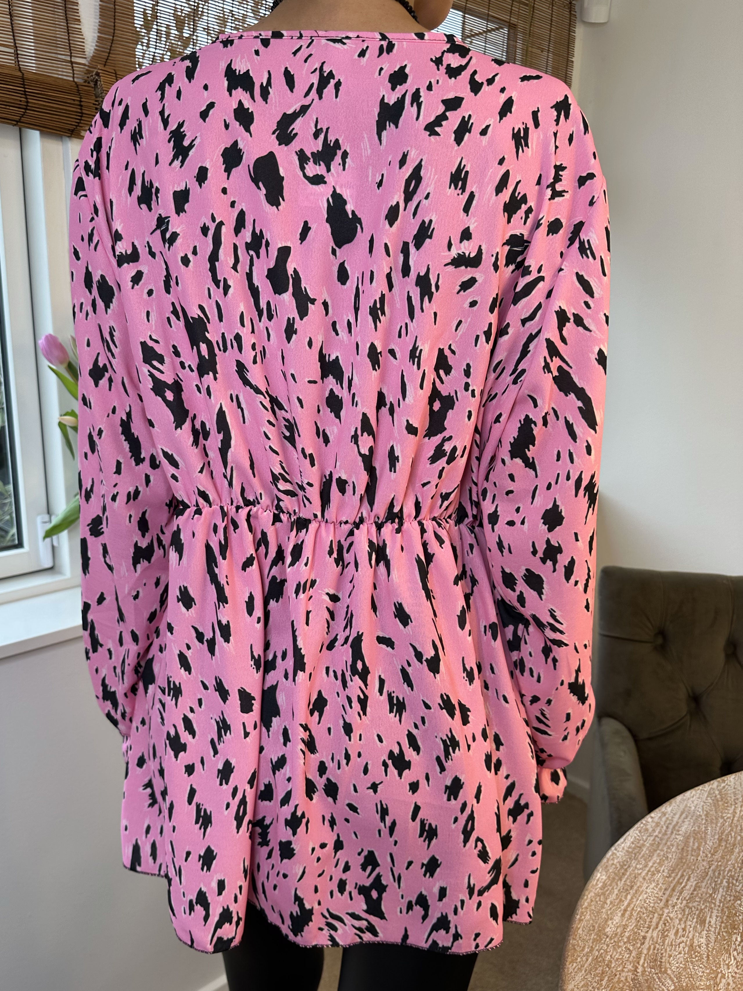 Yda - Söt mönstrad blus med gummiband i midjan